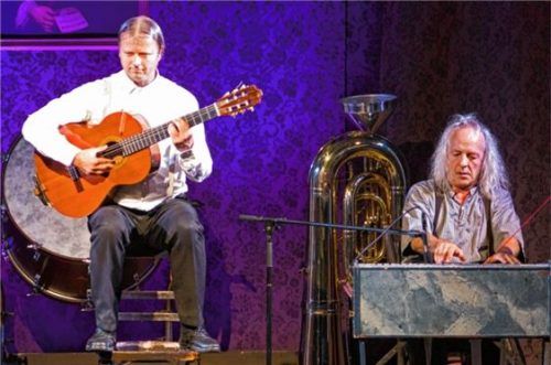 Profis auf Blödelkurs: „Gogol&Mäx“ bei ihrem Auftritt im Buchbacher Kulturhaus.Foto re