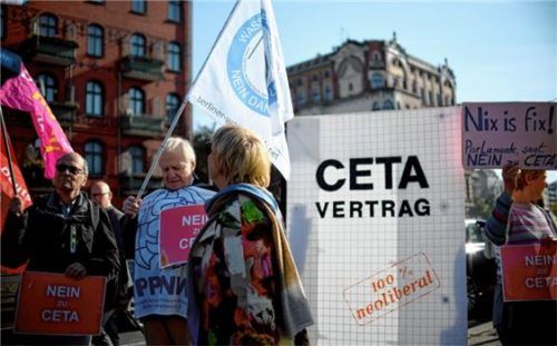 Protest gegen CETA: Bundestagsvizepräsidentin Claudia Roth (Bündnis 90/Die Grünen) spricht in Berlin vor dem Länderrat mit Demonstranten.Foto dpa