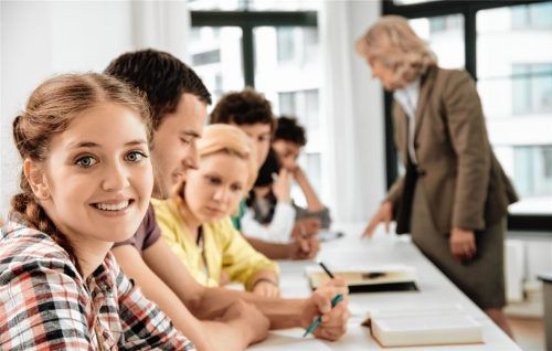 Qualifizierte Mitarbeiter und Mitarbeiterinnen sind ein wichtiger Baustein für den Erfolg eines Unternehmens. Die Bundesagentur für Arbeit unterstützt die Weiterbildung mit einem Programm. Foto istockphoto.com/Nikada