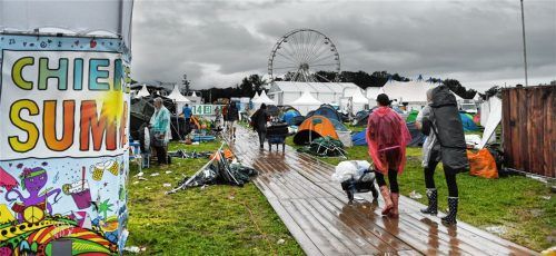 Raus aus dem Chaos: Ein Sturm fegt am 18. August über den Chiemsee-Summer hinweg. Es gibt zahlreiche Verletzte. Das Gelände muss evakuiert werden. Foto dpa