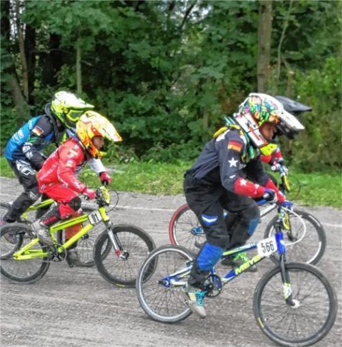 Raymond Farell Heidrich (Nummer 566) vom Maloja BMX Team fuhr ein starkes Rennen und wurde bei der „Alpe Adria Cup“-Rennserie Dritter. Foto  Rohrmueller