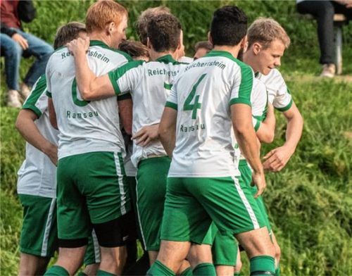 Reichertsheimer Jubel nach dem ersten Heimsieg: Jetzt soll gegen Kolbermoor der nächste Erfolg vor eigenem Publikum her.