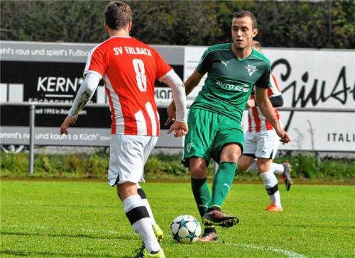 Robert Hügel spielte einen umsichtigen Part in der Zentrale vor der Rosenheimer Abwehrkette. Foto Neumeier