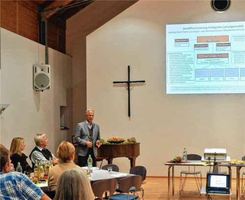 Robert Lappy, Chef des Projektes „Pastoral planen und gestalten“ bei der Erzdiözese München, stellte den Teilnehmern der Dekanatsvollversammlung Inntal das neue Leitungsmodell vor.Foto thomae