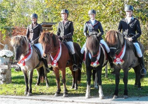 Rosenheimer Stadtmeister im Islandpferdesport (von links): Stefanie Zapf (Tölt), Katrin Marx (Fünfgang), Nathalie Schuster (Dressur) und Patrick Greilinger (Viergang).
