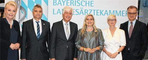 Rosenheims Oberbürgermeisterin Gabriele Bauer, Landesärztekammer-Vizepräsident Dr. Wolfgang Rechl, Präsident Dr. Max Kaplan, Staatsministerin Melanie Huml, Vizepräsidentin Dr. Heidemarie Lux und Prof. Dr. Markus Müller (von links) bei der Auftaktveranstaltung des 76. Bayerischen Ärztetages. Foto Heinz