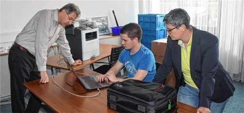 Schauplatz eines Massen-Gentests war am Wochenende das Bildungszentrum der Handwerkskammer in Rosenheim. Das Bild zeigt Polizeibeamte bei der Arbeit, rechts Diana Utsch, Leiterin der Kripo-Ermittlungsgruppe „Mangfalldamm“. Foto schlecker