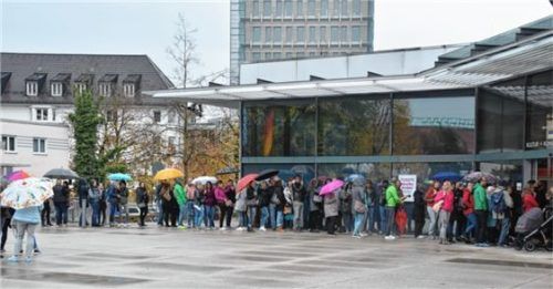 Schlange stehen für Monika Gruber