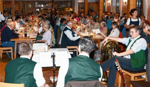 Schottische, Landler, Polkas, Rheinländer und Walzer: Am Kirchweihdienstag in Mietraching 2016. Foto re