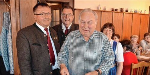 Seit 40 Jahren Mitglied im Rauchclub: Rudolf Niedermeier, hier bei der Ehrung mit Vorstand Erich Heimbuchner (links) und Bezirksvorsitzendem Anton Brenner sowie Hauptkassiererin Anna Feuerer.Foto Sedlbauer