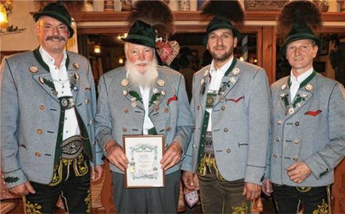 Seit 70 Jahren im Verein: Paul Kink senior (Zweiter von links), umrahmt von den Vorstandsmitgliedern (von links) Paul Kink junior, Peter Reiter und Sepp Thaurer.