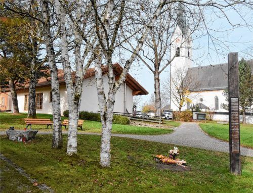Seit einem Jahr gibt es in Stephanskirchen bei den drei Birken die Möglichkeit zur Baumbestattung.Foto  Schlecker