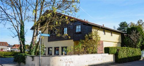 Seit zehn Jahren ist die Frauenwohngemeinschaft „Diadonna“ in der ehemaligen Pension in der Königsseestraße untergebracht. In einer Feierstunde zogen Diakonie-Vorständin Johanna Schilling und Bereitsleiterin Mara Homberg eine positive Bilanz (kleines Bild von links).Fotos Buhleier/Gantner