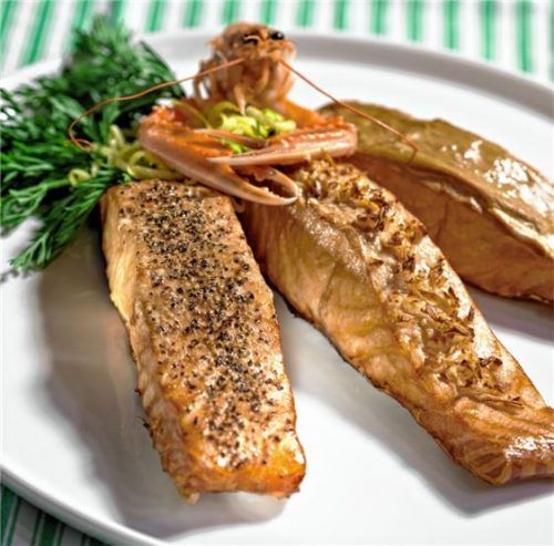 Selbst geräucherter Fisch, noch lauwarm serviert, ist eine ganz besondere Spezialität. Foto  djd/www.cobb-grill.de