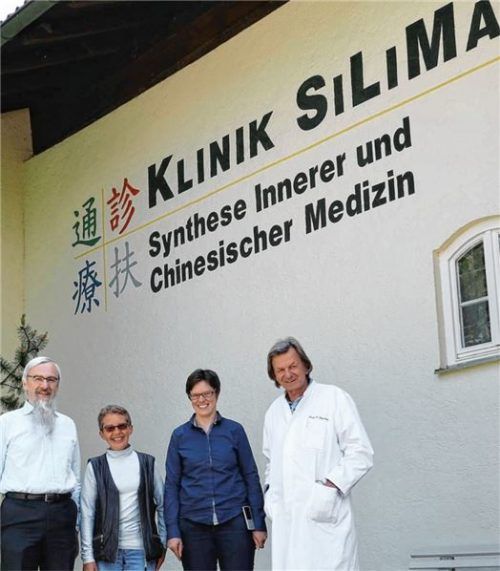 Sie alle sind enttäuscht über das Aus ihrer Klinik: (von links) Dr. Fritz Friedl, Chefarzt, Facharzt für Allgemeinmedizin; Dr. Isolde Niedermayer, Oberärztin, Fachärztin für Neuropathologie; Dr. Katharina Koller, Fachärztin Psychiatrie und Psychotherapie und Prof. Petro Petrides, Facharzt Hämatologie/Onkologie aus München, mit dem die Klinik kooperiert.Foto re