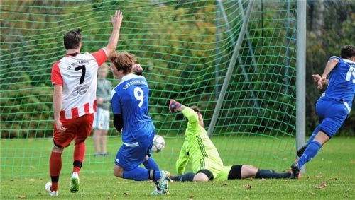 Siegtor für Raubling: Michael Gruber (rechts) staubte erfolgreich ab.Foto Ruprecht