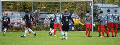 Siegtor für Riedering: Der Freistoß von Maxi Harter (nicht im Bild) fand den Weg ins Priener Gehäuse.Foto Ruprecht