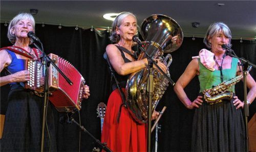 Söder, Seehofer und Trump bekamen ihr Fett weg, ebenso wie die Männerwelt im Allgemeinen: Die Schwestern Burgi, Bärbi und Moni (von links) in Aktion. Foto Wunsam