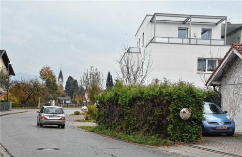Spiegel an den Grundstücken deuten darauf hin, dass die Verkehrssituation in der Wasserburger Straße von einigen Anliegern als unübersichtlich empfunden wird.Foto Schlecker
