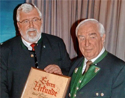 Stabwechsel: Der neue Landesvorsitzende Sebastian Friesinger überreichte dem frischgebackenen Ehrenvorsitzenden Adolf Dingleiter die Ehrenurkunde.Foto Franz