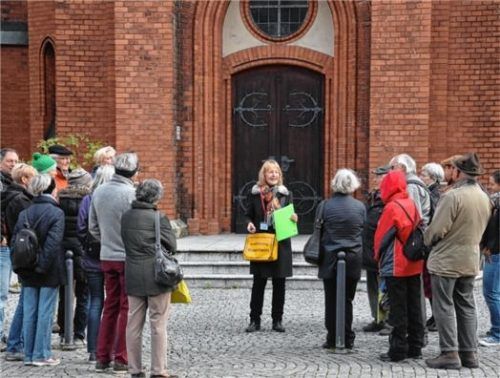 Stadtführerin Elke Steiner (Mitte) mit der Gruppe vor der Erlöserkirche.Fotos  schlecker