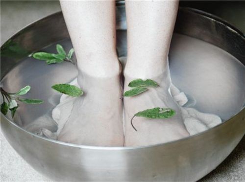 Stärkt die Immunabwehr: ein körperwarmes Fußbad. Wer mag, kann Kräuter zugeben.