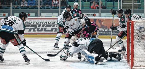 Starbulls-Torhüter Lukas Steinhauer, immer optimal unterstützt von seinen Vorderleuten, bot gestern Abend in Regensburg wieder eine Topleistung. Fotos  Nickl