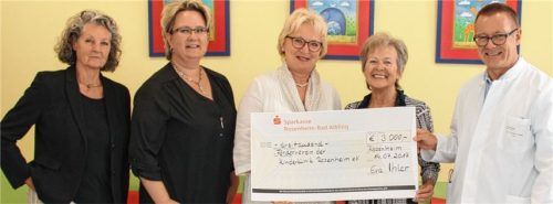 Statt Geschenken: 3000 Euro für Förderverein Kinderklinik