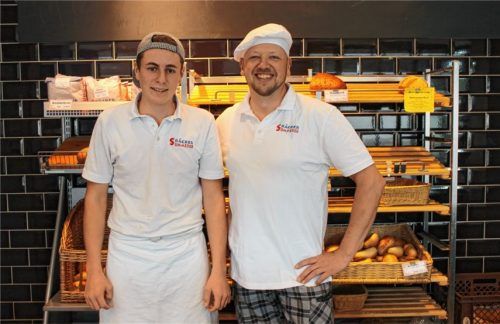 Stolz auf den Nachwuchs in der Backstube: Bäckermeister Stephan Summerer (rechts) mit seinem Azubi Niels Walton. Fotos  Heinz