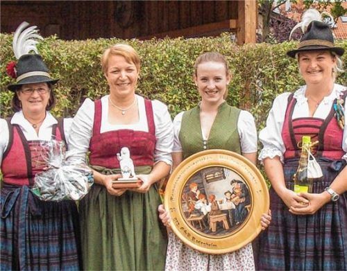 Strahlende Siegerinnen: Stefanie Grimme (Zweite von links) gewann den Porzellanlöwen, Martina Geiger (Zweite von rechts) die Ehrenscheibe. Im Kampf um Platz zwei hatte Christl Schmid (links) das bessere Ergebnis vor Gabi Haslberger, die Dritte wurde.Foto re