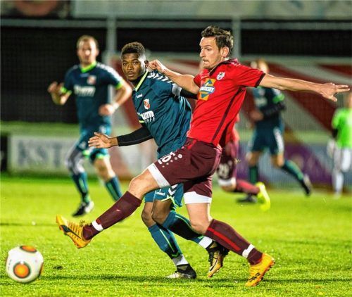 Traunsteins Franz Eyrainer (rechts) greift hier gegen Hankofens Torschützen Ben Kouame an.Foto Weitz