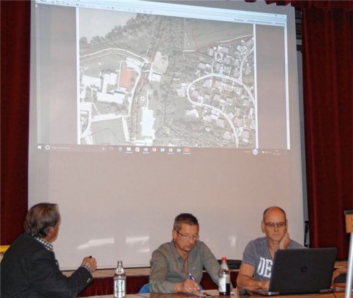 Trugen Zahlen und Fakten zum Thema Naturbad vor (von rechts): Bürgermeister Dr. Herbert Heiml, Kämmerer Fred Mittermaier und Markus Schmidinger (Bauamt).Foto hg