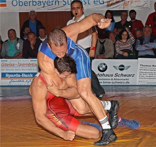 TVT-Halbschwergewichtler Georgi Sredkov (rotes Trikot) dürfte es  in einer anspruchsvollen Aufgabe mit dem Angerer Benedikt Argstatter zu tun bekommen.Foto  Wittenzellner