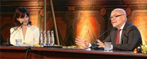 Udo Di Fabio in der Diskussion mit Moderatorin und Kunsthistorikerin Sonja Lechner im Historischen Rathaus in Wasserburg. Fotos Stuffer