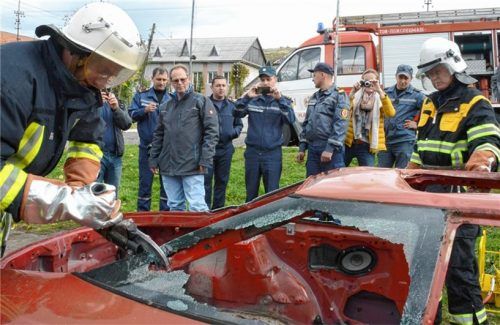 Ukrainische Feuerwehrmänner in Kolbermoorer Feuerwehrjacken testen den Spreizer. Foto ammelburger