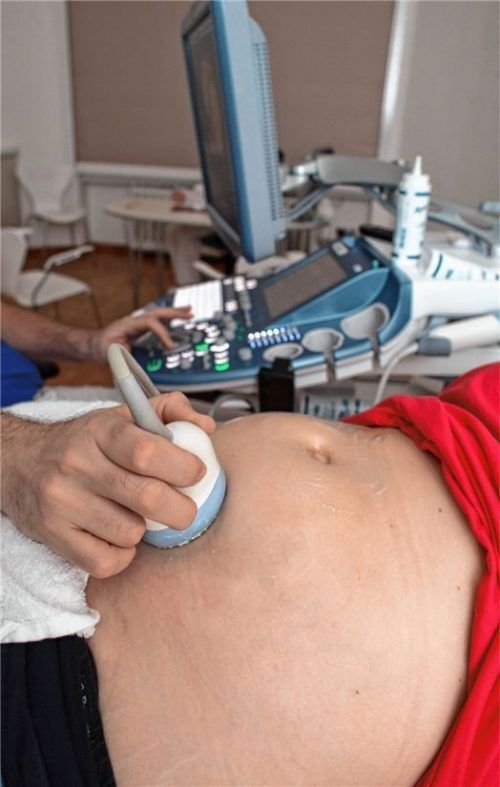 Ultraschall-Diagnostik bei Schwangeren gehört am Wasserburger Krankenhaus zur Palette der Routineuntersuchungen. In einem Offenen Brief betonen die Hebammen, die Geburtshilfe nicht mehr im bisherigen Maß garantieren zu können, wenn die neue Vergütungsordnung für ihre Leistungen am 1. Januar 2018 in Kraft tritt. Foto dpa