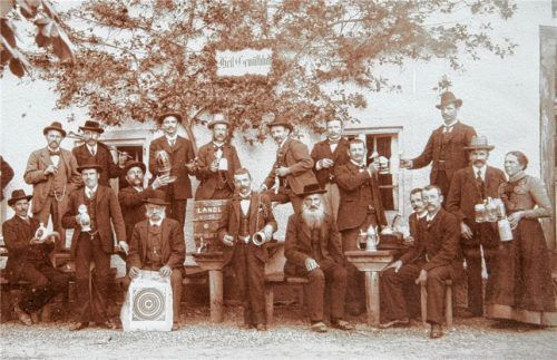 Um das Jahr 1900 präsentierte sich der Gemütlichkeitsverein Landl vor dem Gasthaus Drexlerwirt. Der Verein wurde 1892 von Bürgern aus dem Ortsteil Landl und Umgebung gegründet. Später wurde er in „Schützengesellschaft Gemütlichkeit Landl“ umbenannt.Foto  Archiv