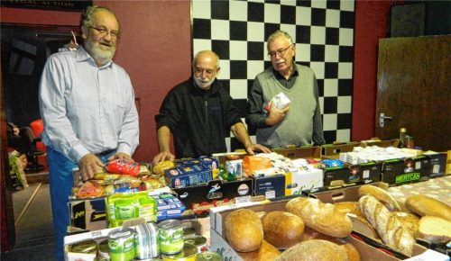 Verteilen Lebensmittel-, Brot- und Gebäckspenden: die ehrenamtlichen Helfer des Vereins, Ernst Kirchhoff, Manfred Hellstern und Roland Reich (von links). Fotos Duczek
