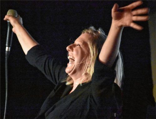 Voller Lebensfreude beim Auftritt: Claudia Koreck. Foto Schlecker
