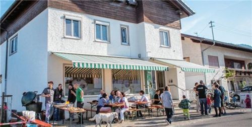 Von außen eher gemütlich: Das „Bergwerk“ im ehemaligen Dorfladen in Grainbach, auch bekannt als „Menzinger“.