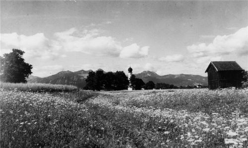 Vor über 500 Jahren begann die Geschichte von Heilig Blut mit einer einsamen Kapelle und einem Bauernhof daneben. Rund herum waren nur Wiesen und Felder. Das blieb rund 400 Jahre so. Der Markt Rosenheim und die Hauptmannschaften Happing und Aising lagen nicht weit entfernt. Da sich zur Kapelle eine Wallfahrt entwickelte, konnte man bald eine richtige Kirche bauen. Sie war eine Filiale der Ur-Pfarrei Pang. Foto Stadtarchiv