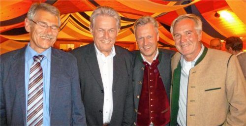 Vorfreude pur: Georg Liedl vom Amt für Ländliche Entwicklung, Architekt Georg Oswald, Bürgermeister Rudolf Leitmannstetter und AK-Sprecher Gerhard Rinser (von links) freuen sich über die riesige Zustimmung der Bürger für die Gemeindeentwicklung Vogtareuth.Foto Knothe
