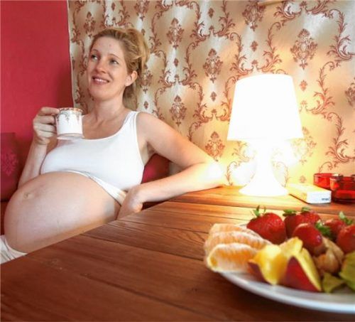 Während der Schwangerschaft beschäftigen sich die werdenden Eltern oft mit der Ernährungsfrage. Foto: re