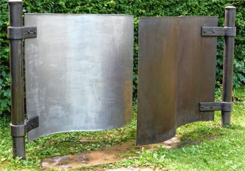Walter B. Still schuf die Stahlskulptur „Der Tod ist das Tor zum Leben“ für das Gräberfeld für früh verstorbene Kinder auf dem Friedhof Rosenheim.Foto  Frick
