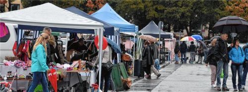 Wasser auch von oben beim Wasserwachtflohmarkt