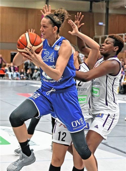 Wasserburgs Becca Tobin setzt sich hier gegen die Göttingerinnen Corinna Dobroniak und Verdine Warner (rechts) durch.Foto Jelinek