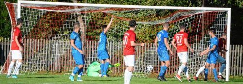 Wasserburgs dreifacher Torschütze Dominik Haas (rechts) dreht jubelnd ab, der Ball liegt im Kolbermoorer Tor.Foto Ruprecht