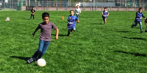 Wer gerne aktiv ist, kann in der Pause Fußball spielen – hier die Ganztagsschüler in Aktion.