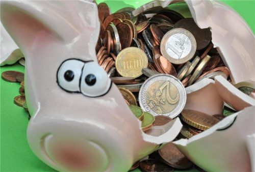 Wo heute Euromünzen im Bauch glänzen, sammelten sich früher Pfennige. Während der Verbraucher im Jahr 2017 für fünf Cent so gut wie nichts bekommt, gab es früher für zehn Pfennige schon einen Mohrenkopf beim Bäcker. Fotos dpa/archiiv