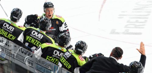 Wollen am Wochenende wieder jubeln: Max Vollmayer und seine Rosenheimer Mitspieler inklusive Trainer Manuel Kofler (rechts). Foto  Ziegler
